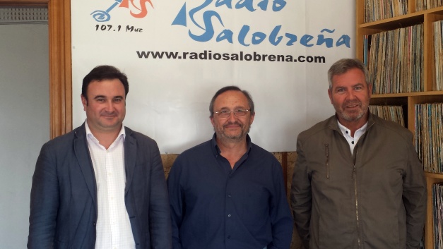 Gonzalo Fernaádez Pulido y José García Fuentes junto al director de Radio Salobreña.